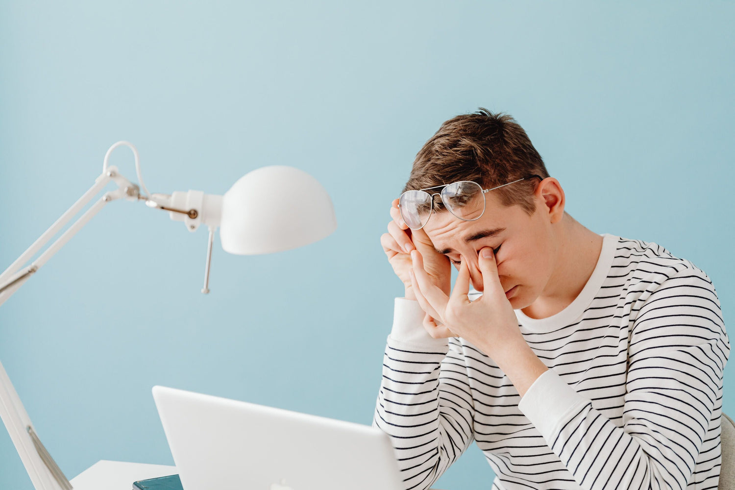 How to Reduce Eye Strain at Your Desk: Lighting, Screen Position, and Display Settings